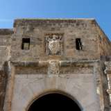 ...e ci troviamo di fronte al portale d�ingresso con lo stemma dei Borbone, ultimi �proprietari� della fortezza tra il 700 e l�800